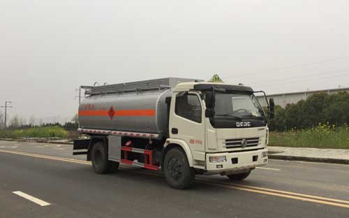 專(zhuān)威牌HTW5110GJYEC型東風(fēng)凱普特加油車(chē)