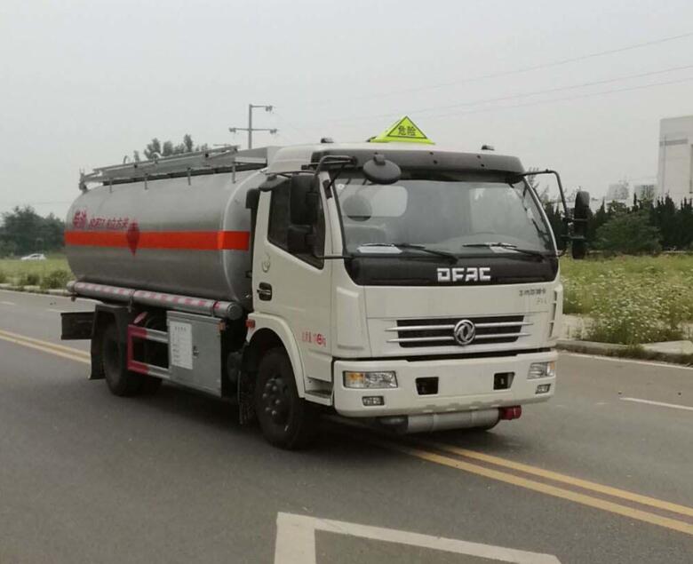 專威牌HTW5110GYYEC型運(yùn)油車